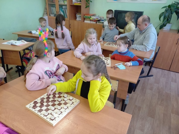 Внеурочные занятия по шашкам в 1 классе, руководитель В. В. Кабаков.